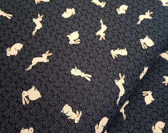 Authentischer japanischer Kimono Stoff mit Kaninchen auf dunkelblauem Baumwollstoff, 1/2 Yard