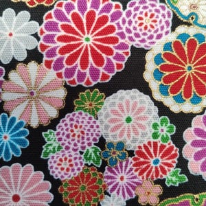 金色のアクセントが付いた日本の黒花柄着物キルティングとドレスメイキング用コットン生地（50cmあたり）