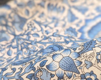 Lodden Cotton Lawn Fabric China Blue William Morris Print zum nähen und drapieren