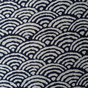 Tessuto di lino e cotone con stampa giapponese e onde a capesante blu navy su tessuto di cotone per 50 cm 88223-4