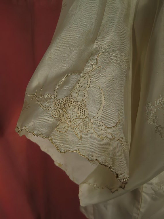 1930's Embroidered Silk Bed Jacket - image 5
