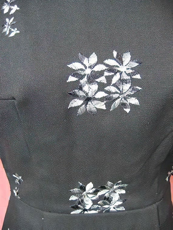 1950s Embroidered Wiggle Dress - image 5