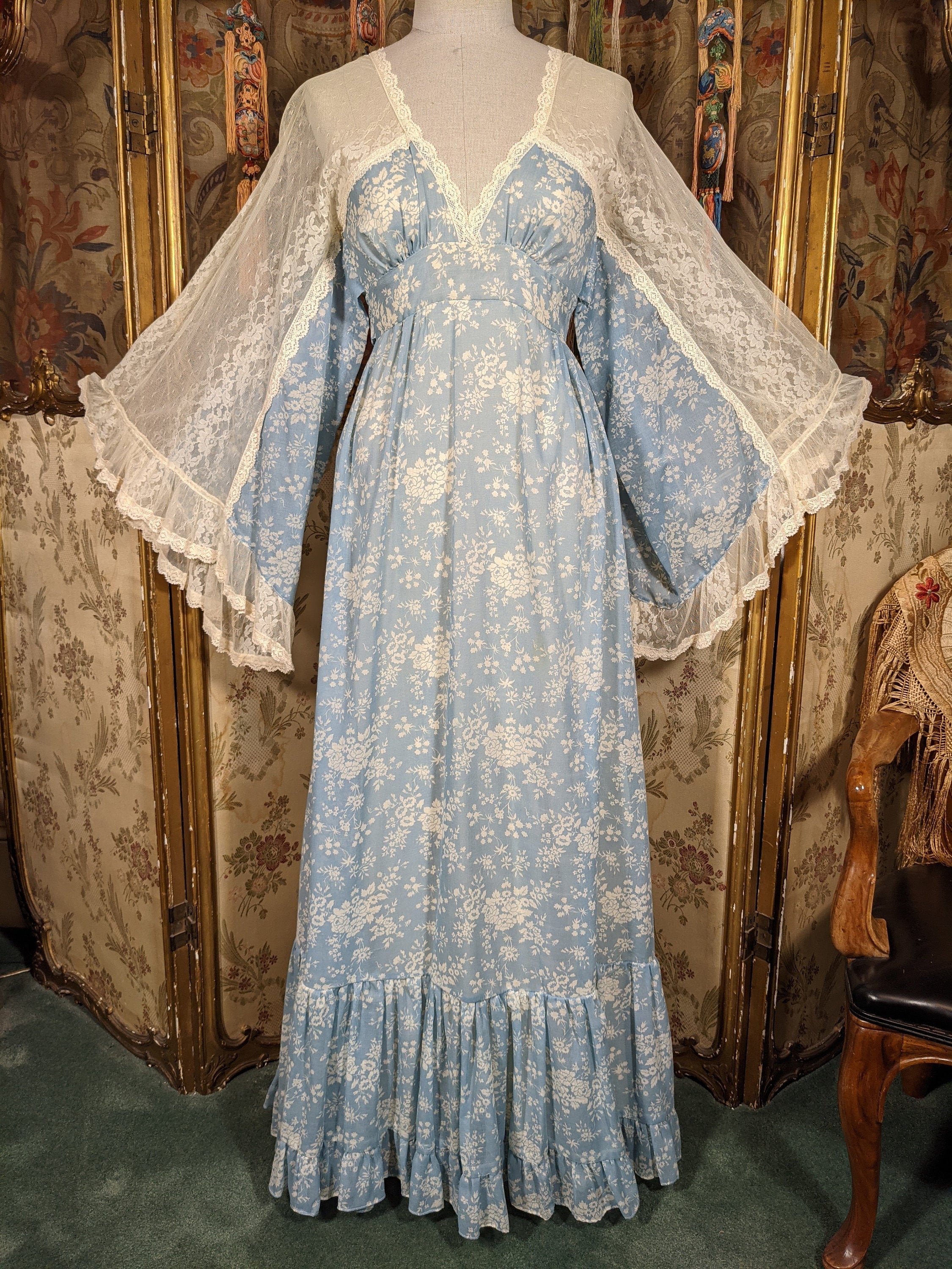 Angel wing sleeve dress deals