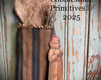 Primitive peg hanger heart