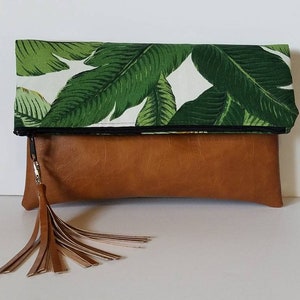 Embrague plegable con estampado de hoja de palma/bolso clutch de gran tamaño de hoja de palma/monedero plegable de cuero vegano verde/bolso plegable de cuero sintético/regalo para ella imagen 1