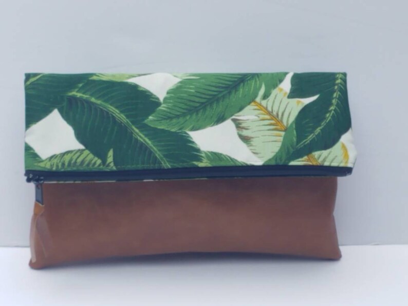 Embrague plegable con estampado de hoja de palma/bolso clutch de gran tamaño de hoja de palma/monedero plegable de cuero vegano verde/bolso plegable de cuero sintético/regalo para ella imagen 3