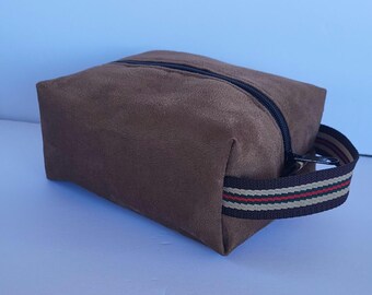 Borsa per il trucco in pelle scamosciata vegana marrone fatta a mano: pochette da viaggio per cosmetici