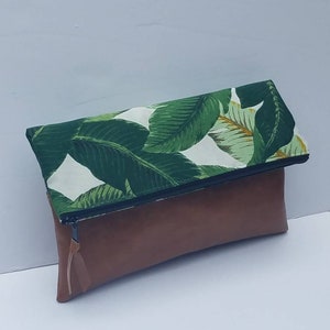 Embrague plegable con estampado de hoja de palma/bolso clutch de gran tamaño de hoja de palma/monedero plegable de cuero vegano verde/bolso plegable de cuero sintético/regalo para ella imagen 2