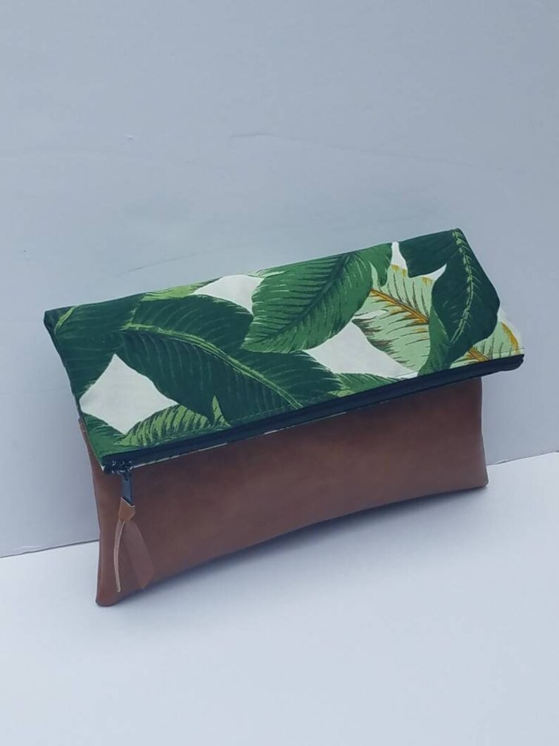 Embrague plegable con estampado de hoja de palma/bolso clutch de gran tamaño de hoja de palma/monedero plegable de cuero vegano verde/bolso plegable de cuero sintético/regalo para ella imagen 2