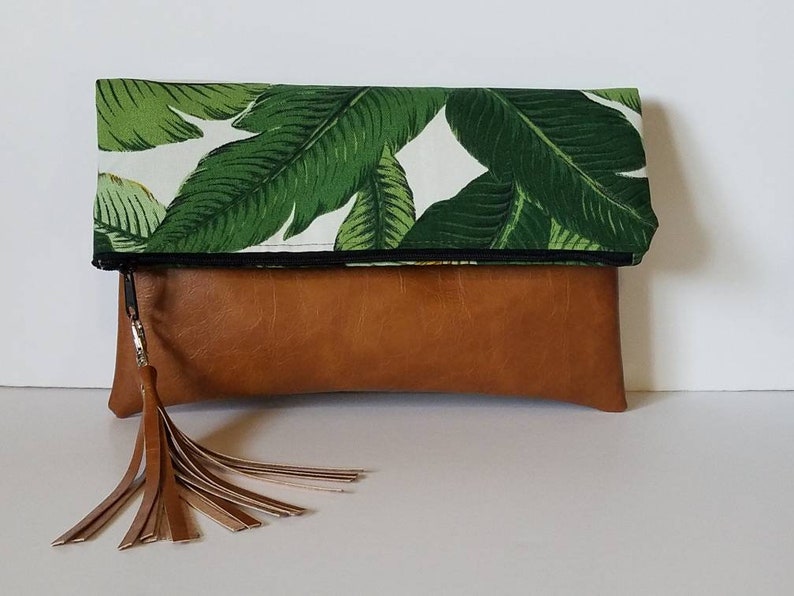 Embrague plegable con estampado de hoja de palma/bolso clutch de gran tamaño de hoja de palma/monedero plegable de cuero vegano verde/bolso plegable de cuero sintético/regalo para ella imagen 1