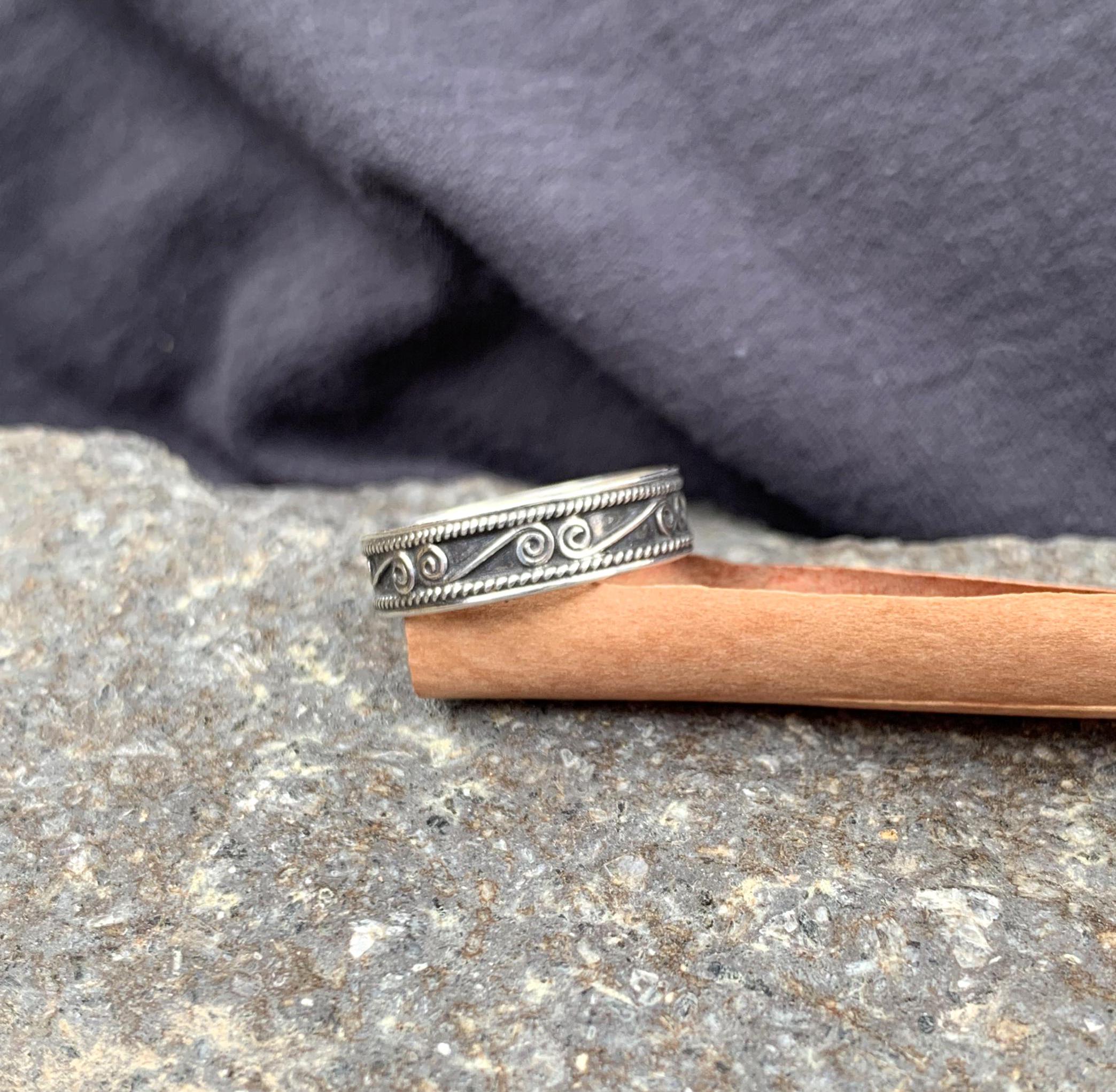 Silver 925 swirled inlay and braided boarder on black ring