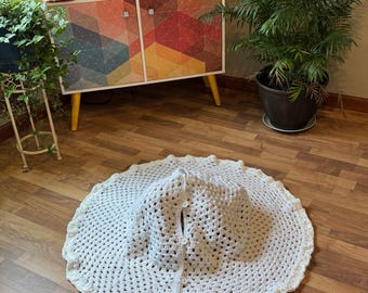 White Christmas Tree Skirt - Crochet Boho Vintage Style - Kitschy Holiday Fun