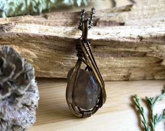 Pendentif Colombianite + Cuivre // Tektite Colombien enveloppé de fil fait à la main avec cordon de chanvre ou collier de chaîne en métal pour hommes et femmes