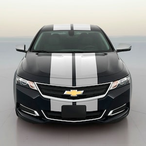 Puede incluir: Un Chevrolet Impala negro con dos rayas de carreras blancas en el capó.