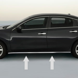 Peut inclure: Une berline noire avec des garnitures chromées le long du bas des portes. La voiture est garée sur une surface grise avec deux flèches blanches pointant vers le haut.