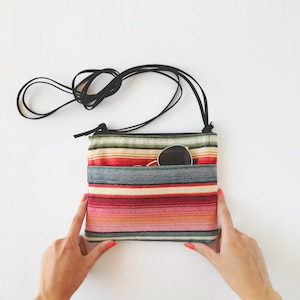 Kleine bunte Ethno Crossbody Tasche für Frauen, bunte Mini Hippie Tasche, bunte Streifen Umhängetasche, Handy Tasche aus Stoff mit Reißverschluss