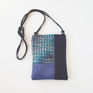 Piccola borsa a tracolla in lana blu per telefono, borsa a tracolla in tessuto per passaporto con cerniera, mini borsa patchwork per donna realizzata a mano in denim e pelle scamosciata