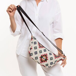 Bauchtasche mit Azteken Print Halbmond aus Stoff für Frauen, Crossbody Gürteltasche aus Stoff mit Azteken Muster, veganes Geschenk für Frau