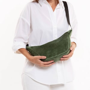 Grüne Crossbody-Umhängetasche für Frauen, kleine leichte abgerundete Tasche aus Samt, handgefertigte vegane Bauchtasche mit Reißverschluss im Boho-Stil