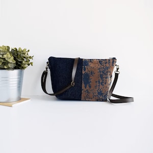 Kleine Umhängetasche aus Jeans und Wildleder für Frauen, kleine Umhängetasche aus Stoff mit Reißverschluss, braune Umhängetasche mit langem Riemen, vegane Tasche für sie