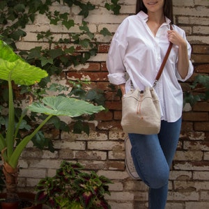 Kleine beige Leinen Boho Umhängetasche, Damen Leinen Canvas Crossbody Beuteltasche, minimalistische handgemachte Leinen Geldbörse, vegan Geschenkidee für Mama