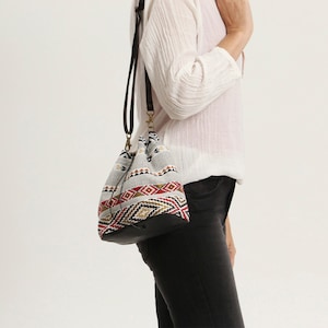 Sac seau boho noir et rouge avec imprimé tribal, petit sac à main seau pour femme, sac à bandoulière végétalien ethnique,sac d'épaule bohème