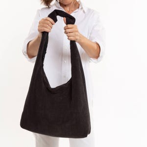 Schwarze Stoff Damen Hobo Tasche mit Reißverschluss, große leichte Schultertasche handgefertigt aus gewaschenem Cord, einfache flexible Geldbörse für jeden Tag