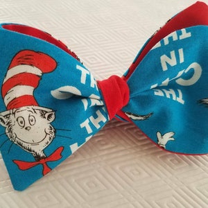 Dr. SUEUSS Herren Fliege reversibel mit uni roter Farbe selber binden Fliege. Die Katze mit Hut, grünen Eiern und Schinken