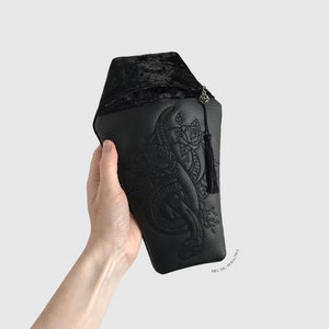 Bolso de ataúd negro, bolso de piel sintética, serpiente bordada, bolso de temática gótica, regalo gótico, forma de ataúd, bordado gótico, ataúd bordado,