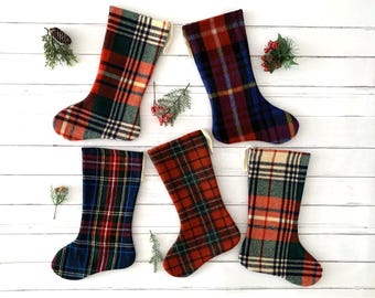 Medias navideñas de lana a cuadros hechas a mano: decoración rústica de cabaña