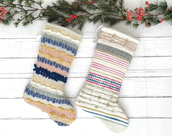 Medias navideñas bohemias, medias navideñas y decoración de estilo rústico moderno, medias étnicas campestres, medias costeras con pompones, hechas a mano.
