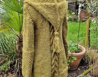 Cardigan made of Icelandic wool with pointed hood**herb green**L/XL