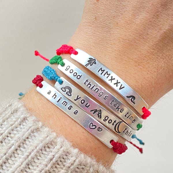 Armband gepersonaliseerd met woorden, custom design gestempelde metalen staaf met geweven draadpolsband
