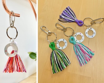 カスタムプライドフラッグキーホルダー：手作りLGBTQタッセル