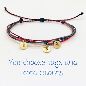 Pulsera con inicial personalizada, dije de letra estampada en latón, pulsera ajustable multihebra de cordón vegano en cualquier color, regalo personalizado para tu mejor amiga.