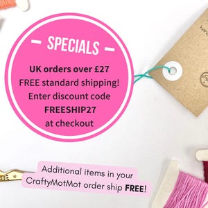 K&ouml;nnte beinhalten: Werbebild f&uuml;r Bastelbedarf. Ein pinker Kreis zeigt "SPECIALS" und ein Angebot f&uuml;r Gro&szlig;britannien: Bestellungen &uuml;ber &pound;27 erhalten kostenlosen Standardversand mit dem Code FREESHIP27. Mit Garnrollen, Scheren und einem Etikett.