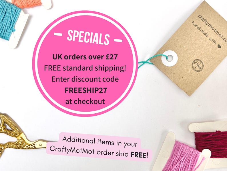 K&ouml;nnte beinhalten: Werbebild f&uuml;r Bastelbedarf. Ein pinker Kreis zeigt "SPECIALS" und ein Angebot f&uuml;r Gro&szlig;britannien: Bestellungen &uuml;ber &pound;27 erhalten kostenlosen Standardversand mit dem Code FREESHIP27. Mit Garnrollen, Scheren und einem Etikett.