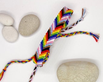 Fortschritt Pride Armband: Handgewebtes LGBTQIA+ Baumwollarmband