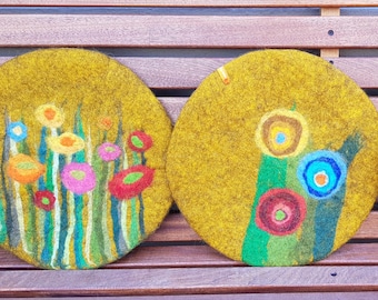 Handgevilt zitkussen met bloemen en gras, goud