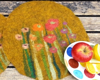 1 Felt Place Mat with grass and flowers, gold