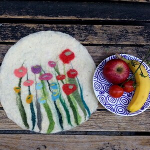 1 Felt Place Mat with grass and flowers, white image 2