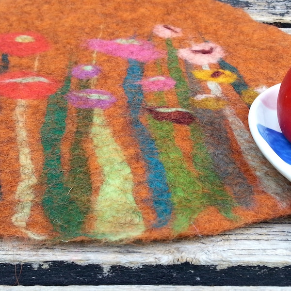 1 Felt Place Mat with grass and flowers, copper