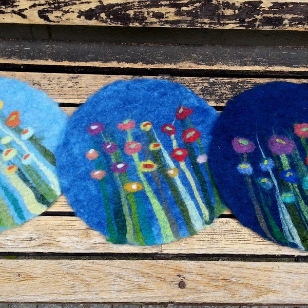 1 Felt Place Mat with grass and flowers, blue