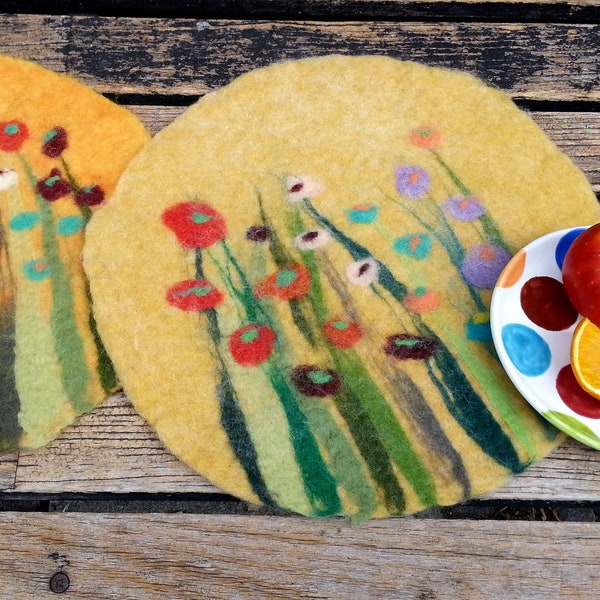 1 Felt Place Mat with grass and flowers, yellow