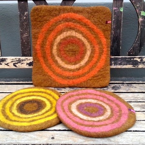 Coussin d&#39;assise feutré à la main avec mélange de motifs colorés sur brun