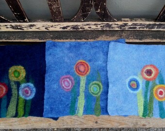 1 Felt Placemat with big flowers, blue