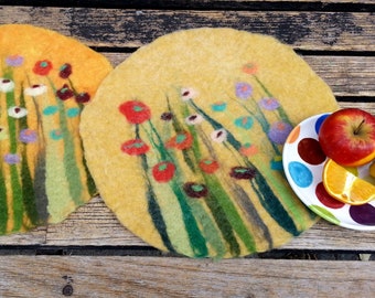 1 Felt Place Mat with grass and flowers, yellow