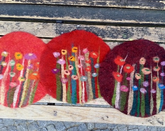 1 Felt Place Mat with grass and flowers, red