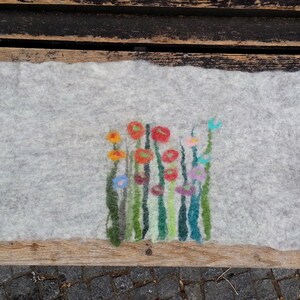 Table Runner, Grass and Flowers, light Gray MINIMAL