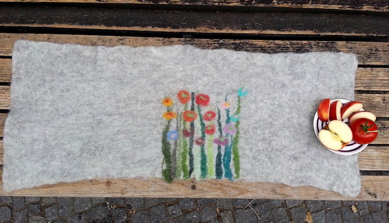 Table Runner, Grass and Flowers, light Gray MINIMAL